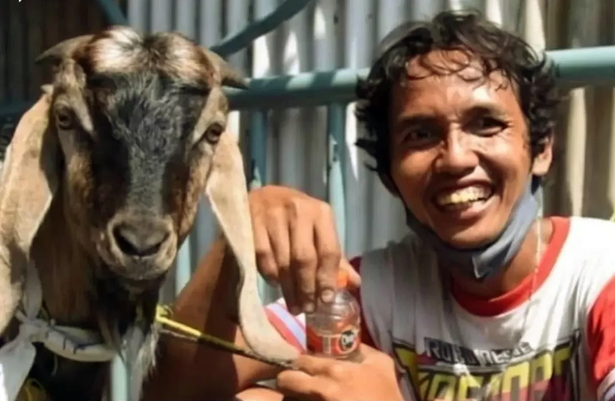 Potret Pemulung disabilitas dari Bekasi kumpulkan uang dari hasil jual kardus bekas, jadi tukang parkir hingga marbot masjid untuk bisa beli kambing kurban (YouTube/Kang Dedi Mulyadi Channel)