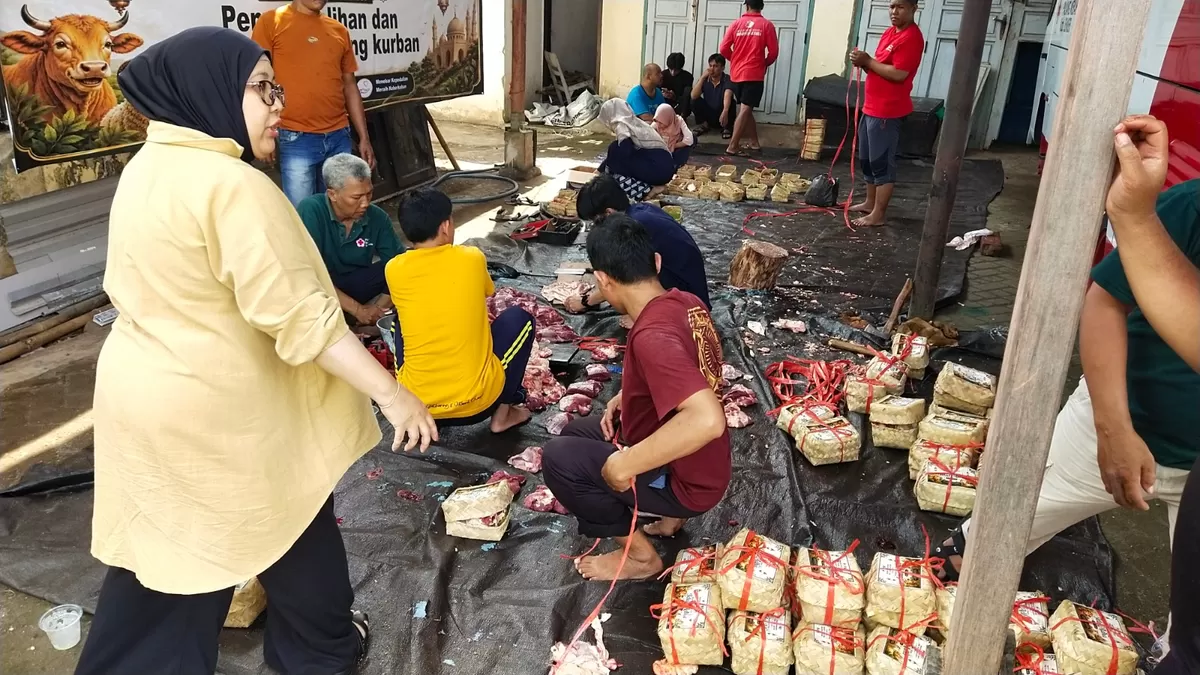 PMI Kabupaten Jember Sembelih Hewan Kurban dan Distribusikan Daging dengan Kemasan Tradisional Ramah Lingkungan (Dok. PMI Jember)
