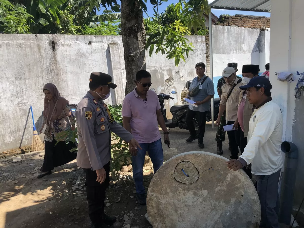 Plt Camat Ambulu dan Muspika saat sidak SPPG. (Angga Juli Setiawan/SketsaNusantara.id )