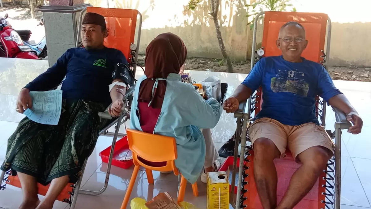 Warga Desa Umbulrejo, Jember, antusias mengikuti donor darah. Sebanyak 26 kantong darah terkumpul untuk memperkuat stok UDD PMI Jember. (Dok. PMI Jember )