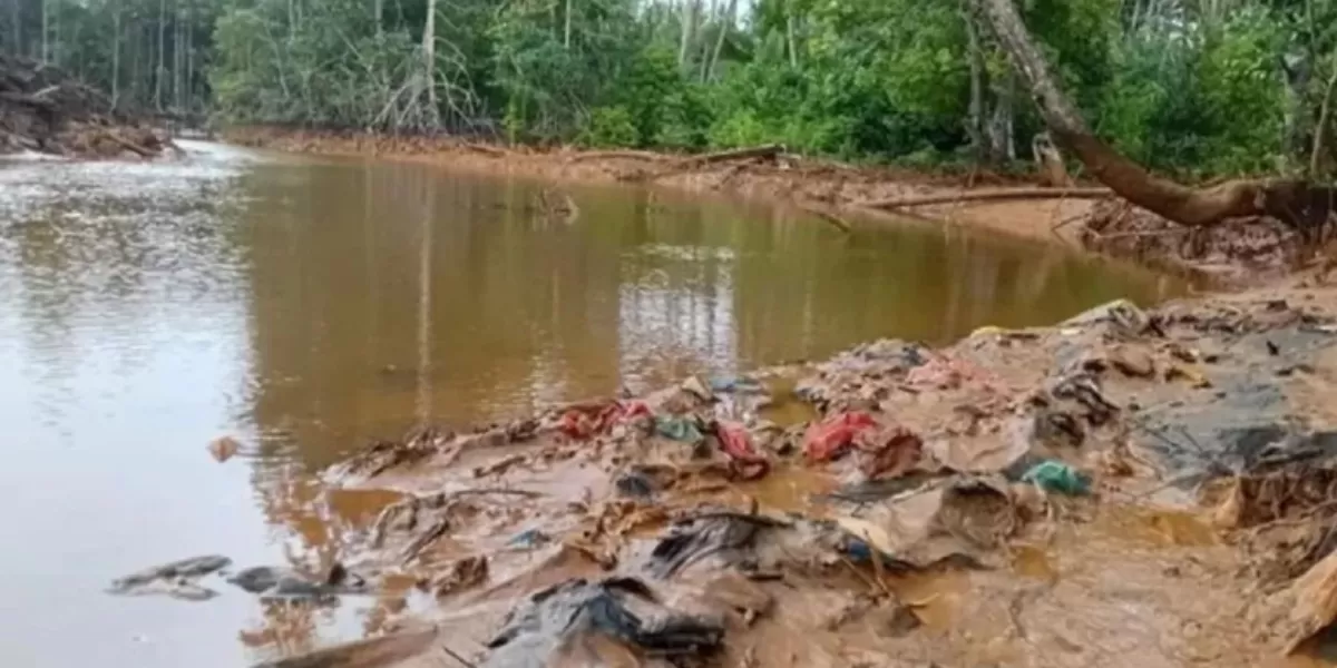Dugaan pencemaran lingkungan oleh PT Feni Halmahera Timur di Teluk Buli.  (Dok. Salawaku Institut)