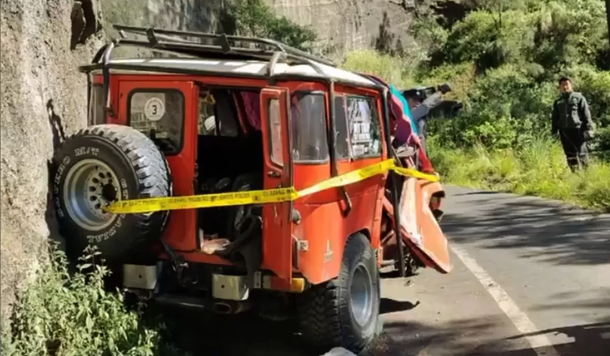 Potret jip wisata yang mengalami kerusakan parah pasca terjadi laka tunggal di tebing curam kawasan Gunung Bromo (X/Jateng_twit)