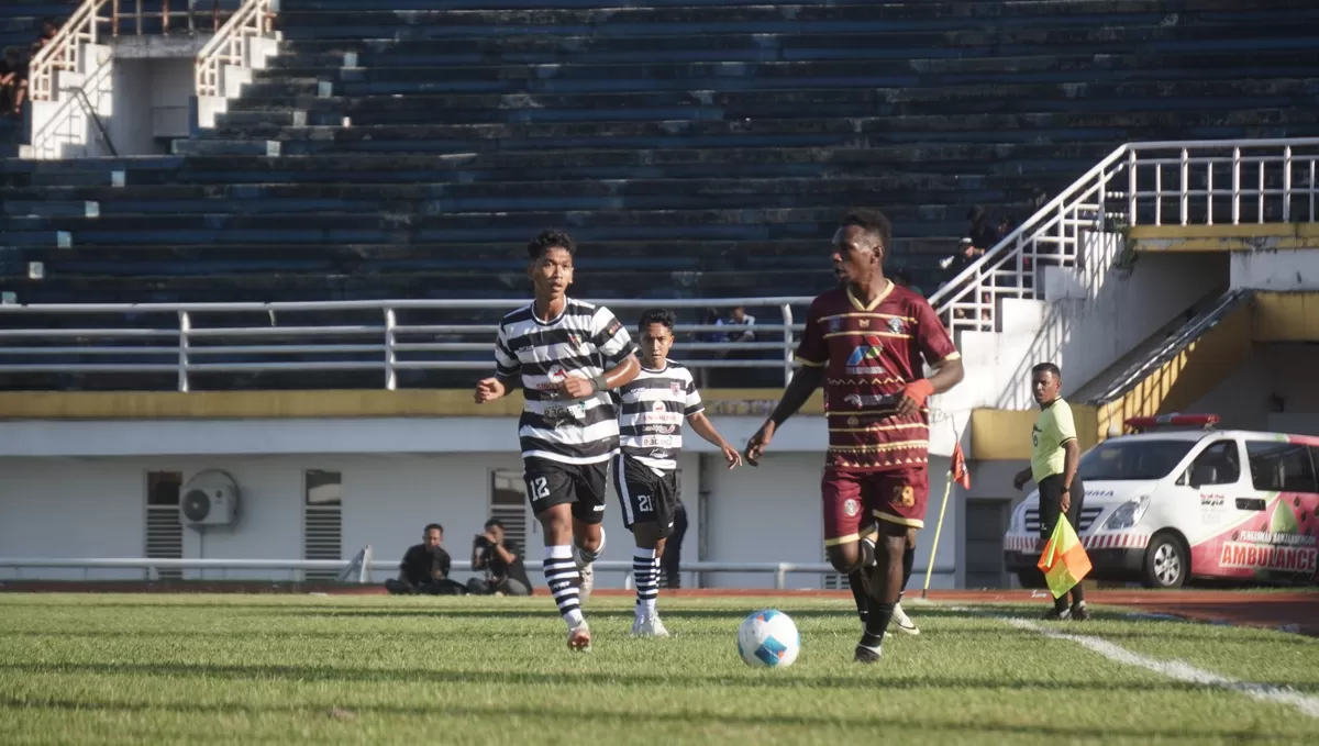 Persid Jember melawan Golden FC Merauke. (Angga Juli Setiawan/SketsaNusantara.id)
