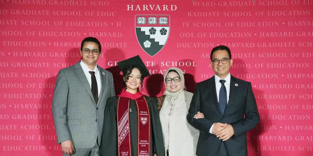 Potret keluarga Anies Baswedan yang tengah merayakan kelulusan Mutiara Baswedan dari S2 Universitas Harvard.   (Instagram/aniesbaswedan)
