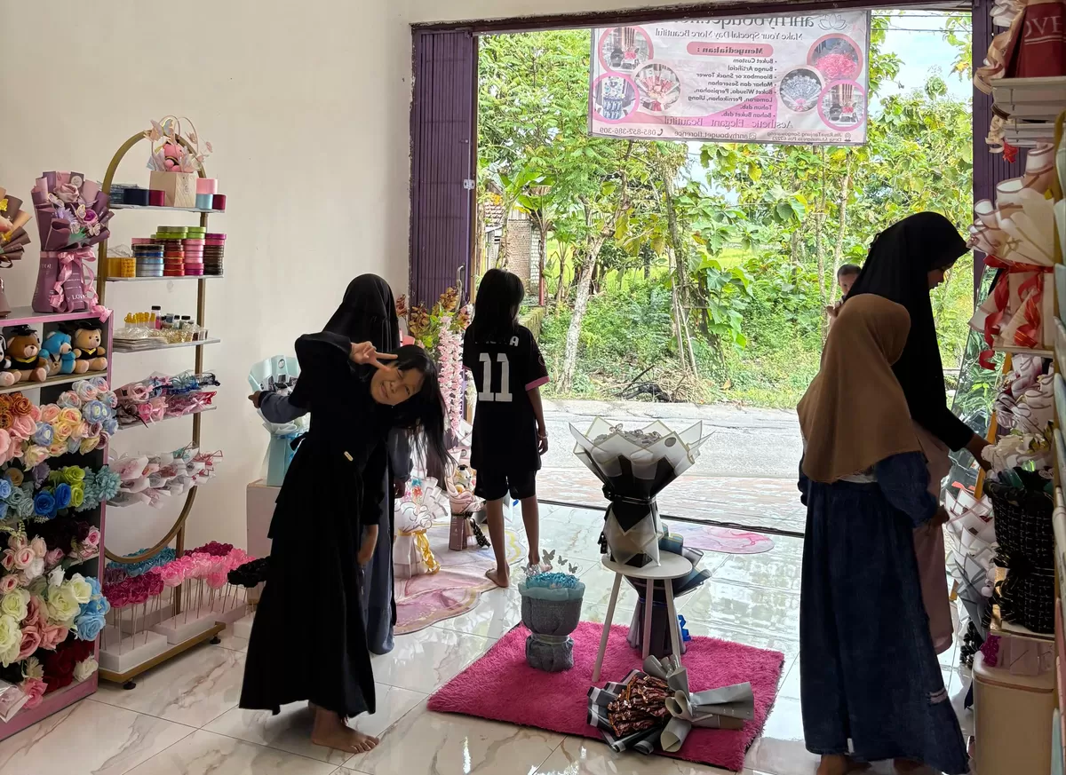 Pengunjung sedang melihat koleksi buket  milik Any Puji Rahayu. (SketsaNusantara.id/As'ad Choirudin)