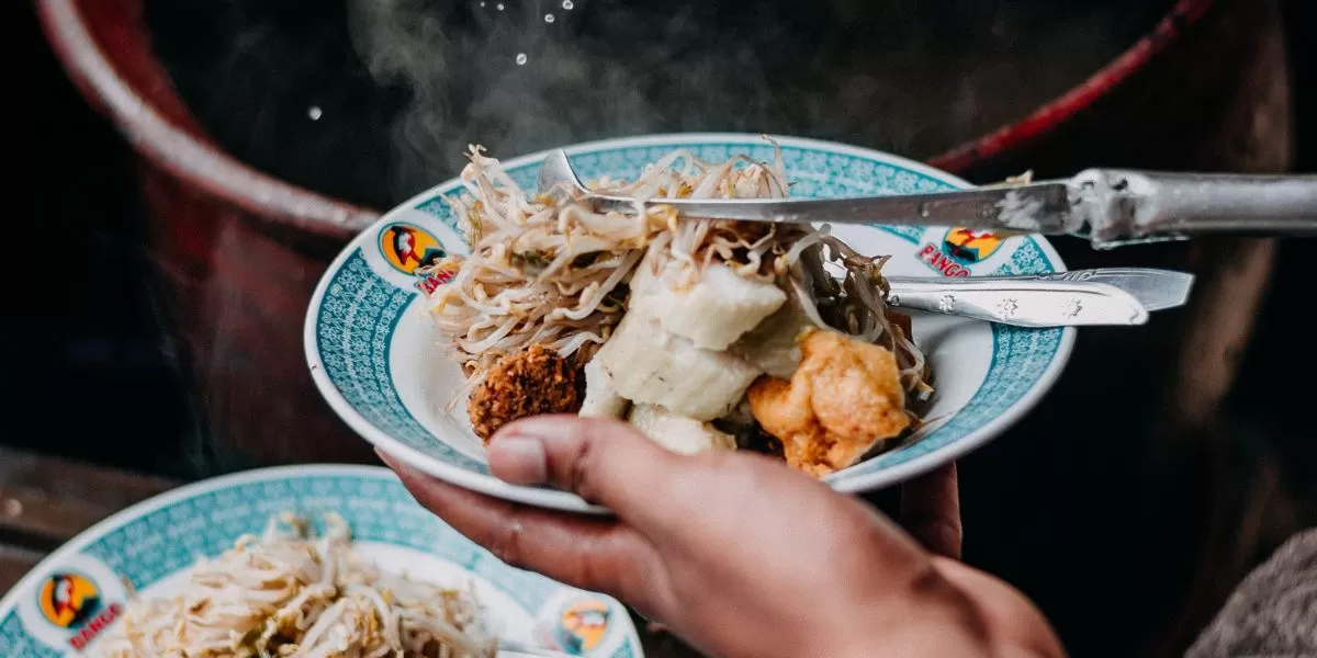 Lontong Balap, salah satu kuliner khas Kota Surabaya (tourism.surabaya.go.id)