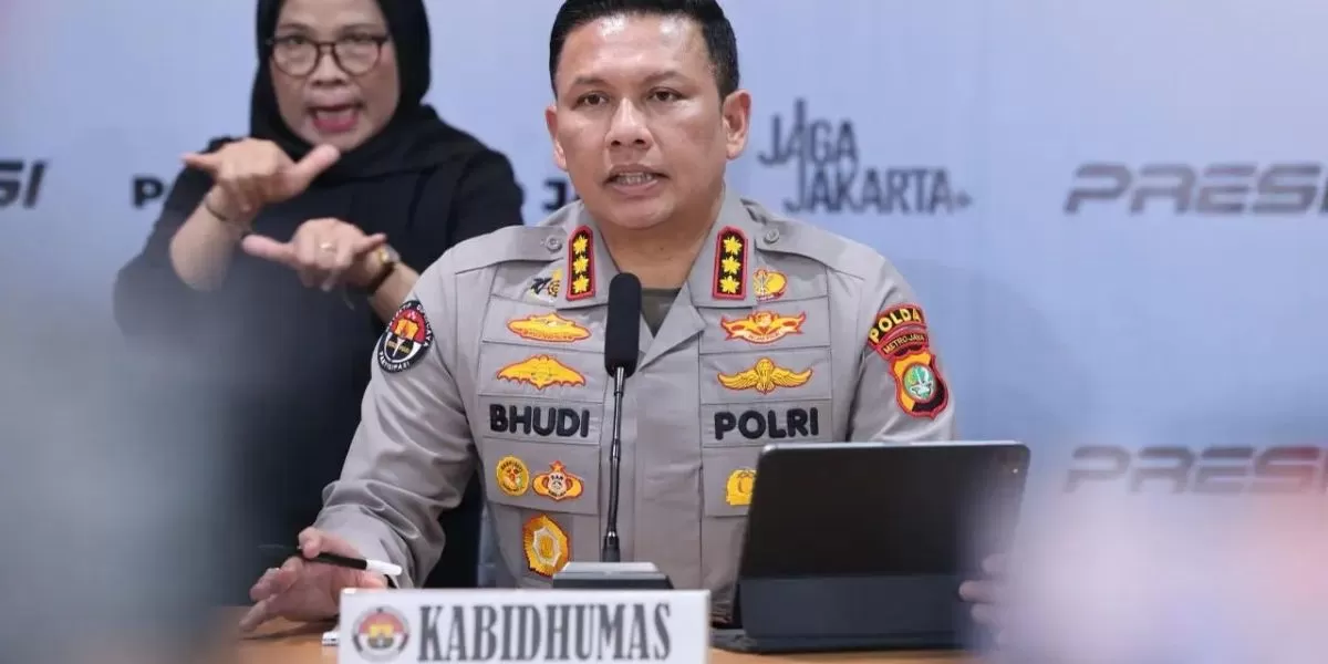Kabid Humas Polda Metro Jaya saat konferensi pers terkait kasus dugaan penipuan umrah Hananian Travel (tribatanews.polri.go.id)