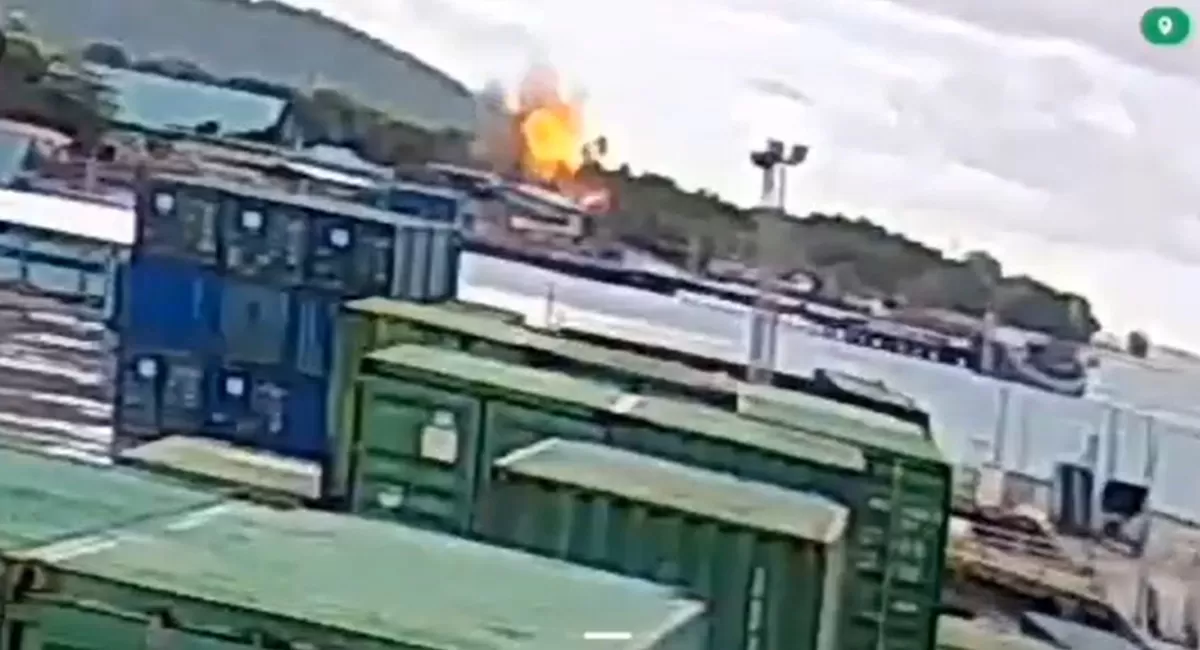 Terjadi ledakan di Biak Numfor Papua, diduga bom sisa perang dunia meledak di area pemukiman warga yang terekam CCTV pelabuhan (X/WeatherMonitors)