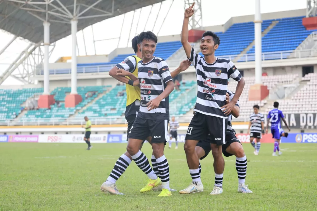 Pemain Persid Jember saat merayakan gol. (Angga Juli Setiawan/SketsaNusantara.id)