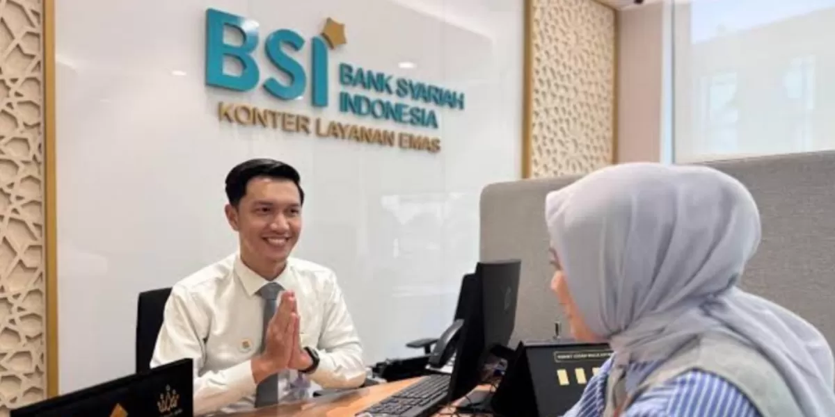 Petugas melayani nasabah di kantor PT Bank Syariah Indonesia (BSI). BSI memastikan seluruh layanan operasional tetap berjalan normal di tengah proses hukum yang sedang berlangsung. (Dok. BSI)