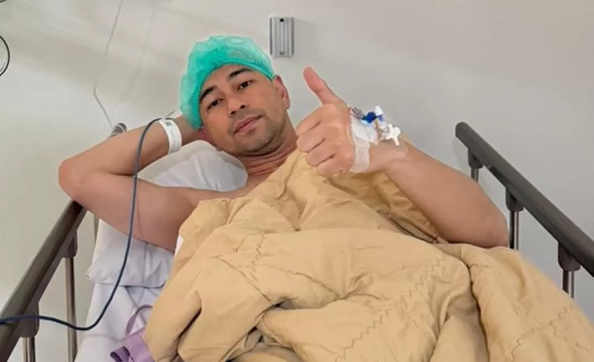 Potret Raffi Ahmad setelah menjalani operasi pengangkatan benjolan lipoma di bahu sebelah kiri (Instagram/raffinagita1717)