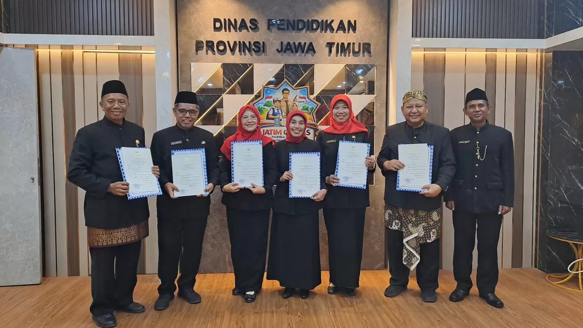 Mudji Irianik ussi dilantik sebagai guru ahli utama bersama rekannya di Dinas Pendidikan Provinsi Jawa Timur. (SketsaNusantara.id/As'ad Choirudin)