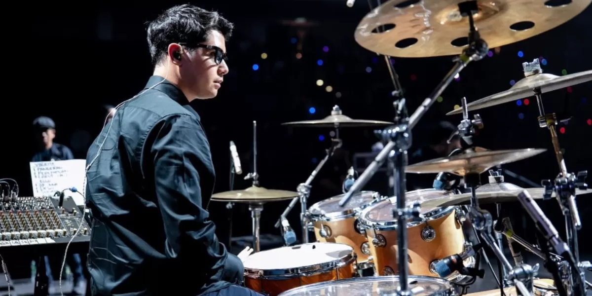 Potret Al Ghazali menjadi drummer di konser Malaysia menggantikan Tyo Nugros, ngaku merasa terhormat meski sempat nervous. (Instagram/alghazali7)