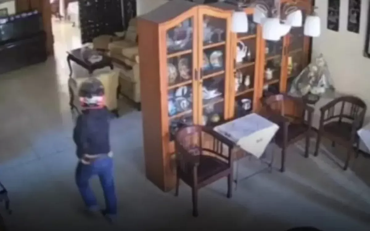 Rumah mantan Wali Kota Surabaya Soekotjo disatroni maling, terekam CCTV kedua pelaku pakai helm hingga acak-acak lemari (Instagram/lovesuroboyo)