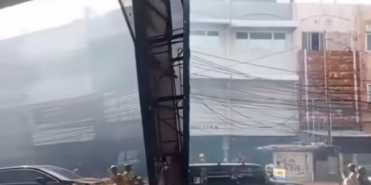 insiden ledakan di galian pipa air di Jakarta Selatan.  (X/myworldispale)