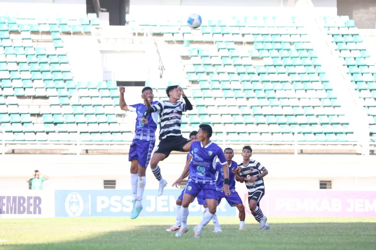 Pemain Persid Jember saat bertanding, (Angga Juli Setiawan/SketsaNusantara.id)