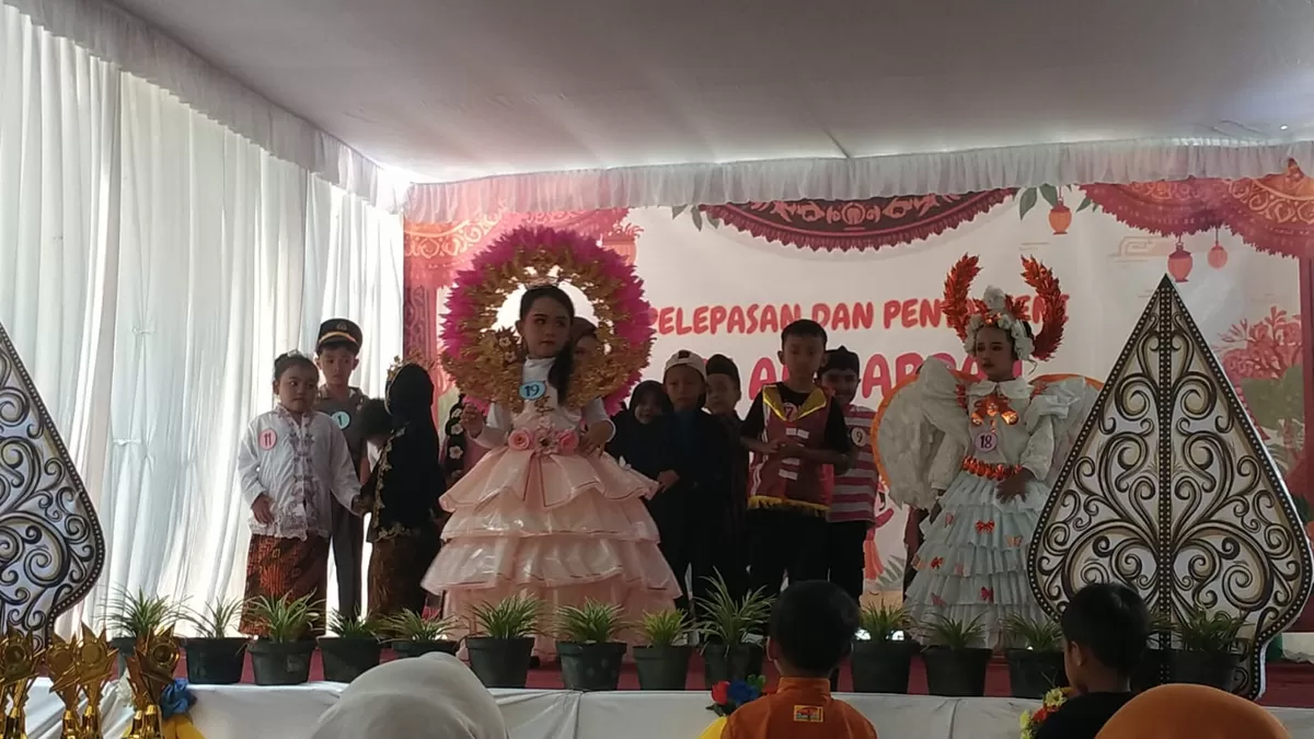 Para murid TK sedang tampil pada fashion show di acara pelepasan. (SketsaNusantara.id)