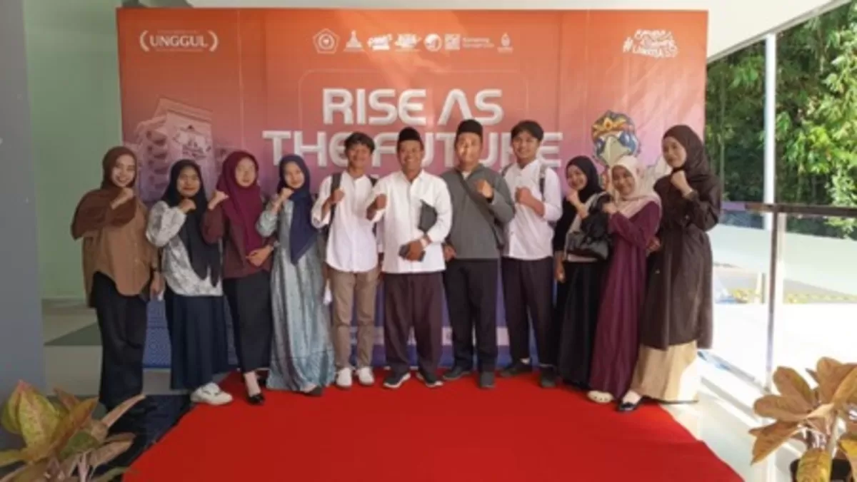 Kiai asal Bondowoso yang mengantarkan santrinya mengikuti ujian PTKIN. (Dok UIN KHAS Jember)