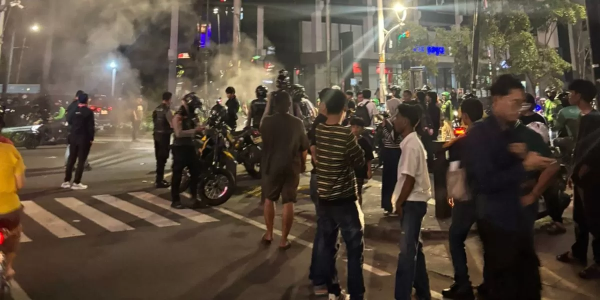 Aksi unjuk rasa di Jalan Raya Cikini Jakpus, massa protes kenaikan pertamax (X/@Jakartalk)