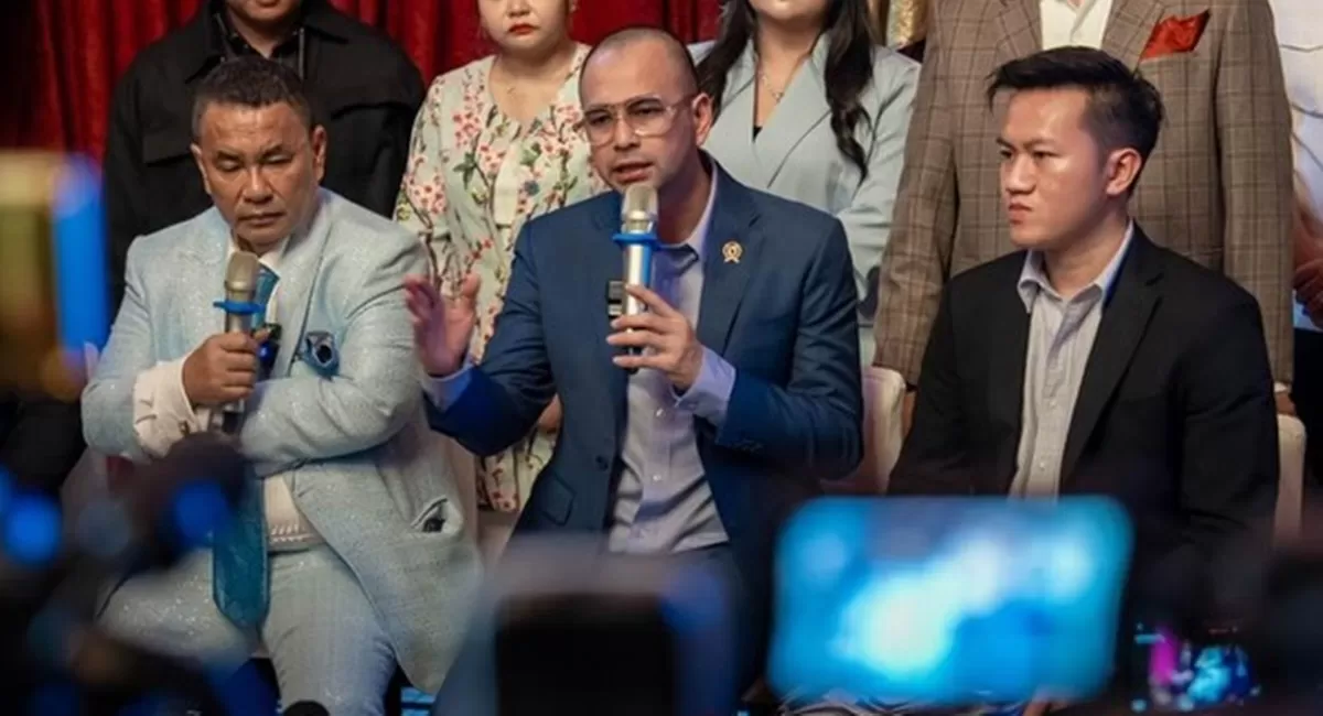 Raffi Ahmad didampingi pengacara Hotman Paris Hutapea menjelaskan kronologi usai namanya ikut disebut dalam kasus Blueray Cargo (Instagram/raffinagita1717)