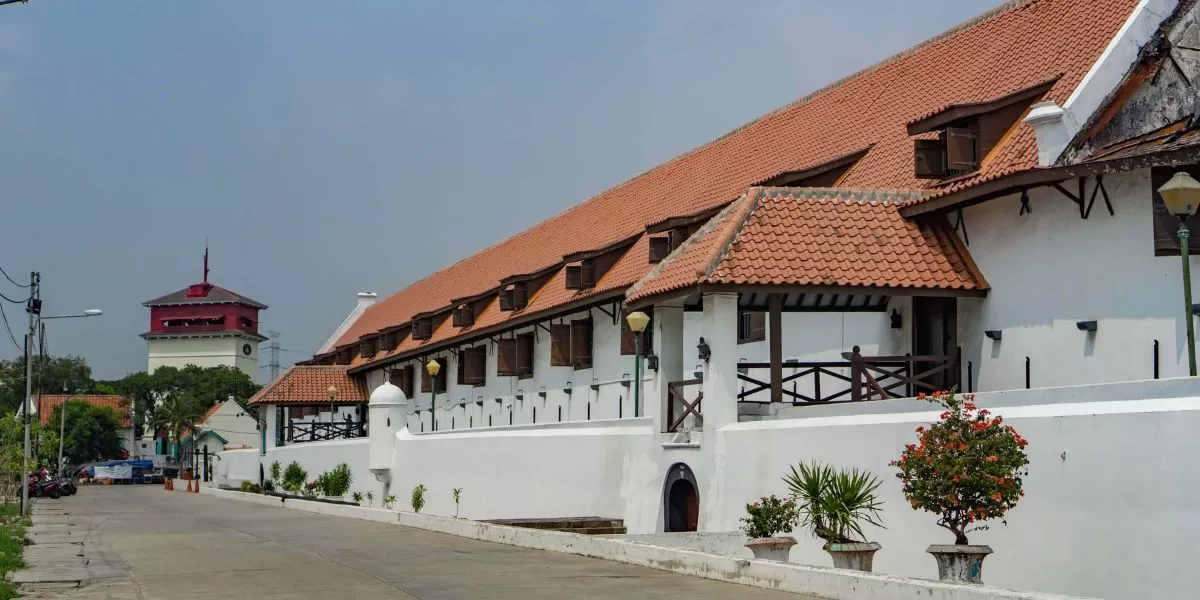 Museum Bahari (kanan) dan Menara Syahbandar di kawasan Pelabuhan Sunda Kelapa Jakarta (jakarta.go.id)