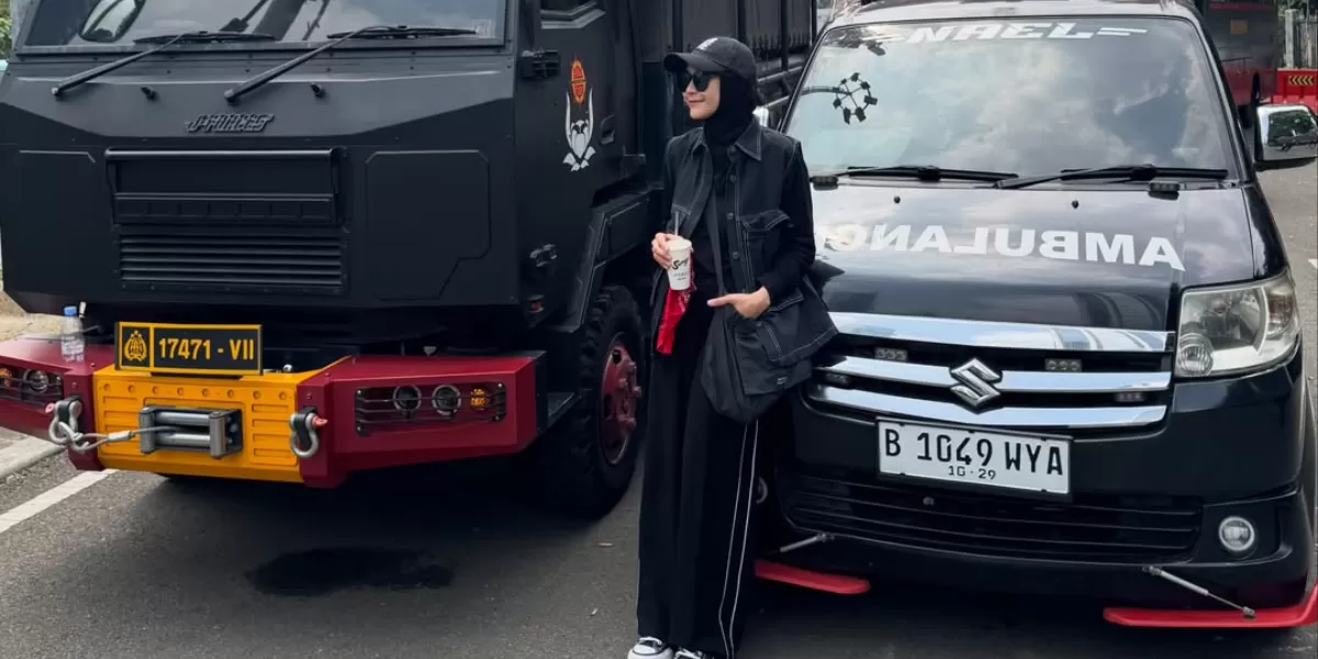 Potret Zaskia Adya Mecca yang memberikan bantuan berupa 3 unit ambulans dan kebutuhan medis darurat bagi para mahasiswa yang demo di Bundaran HI.   (Instagram/zaskiadyamecca)