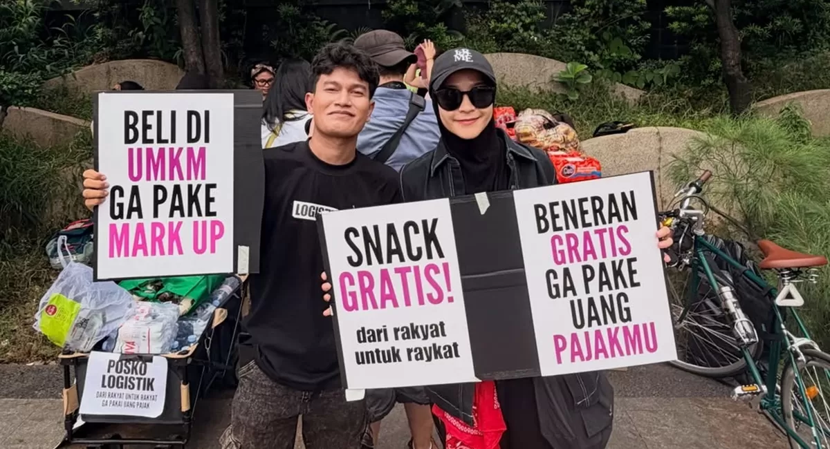 Potret Zaskia Adya Mecca bersama rekan tim relawan kemanusiaan ikut turun langsung dukung aksi demo BEM UI untuk menyuarakan aspirasi masyarakat (Instagram @zaskiadyamecca)