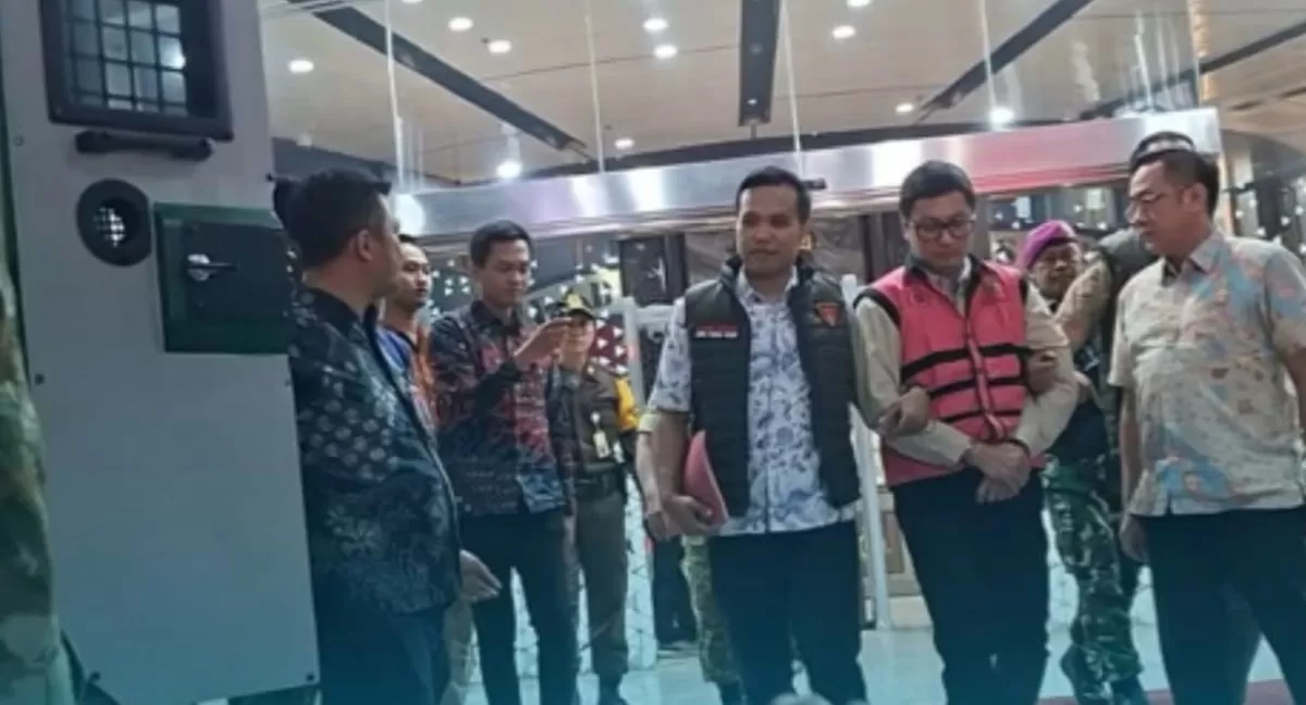 Potret Andri Mulyono, bos vendor penyedia motor listrik Emmo yang dibeli BGN mengenakan rompi pink setelah ditetapkan jadi tersangka dalam kasus dugaan korupsi tata kelola MBG (Instagram/_soppenginfo_)