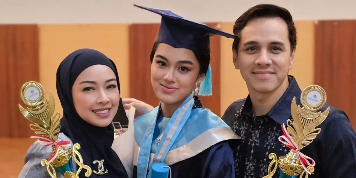 Potret Rionaldo Stokhorst, sang istri, dan sang putri Shaista Tanisha Stokhorst yang baru saja lulus SMA dan menyabet penghargaan sebagai juara pertama dan siswi multitalenta.   (Instagram/rio.stokhorst)