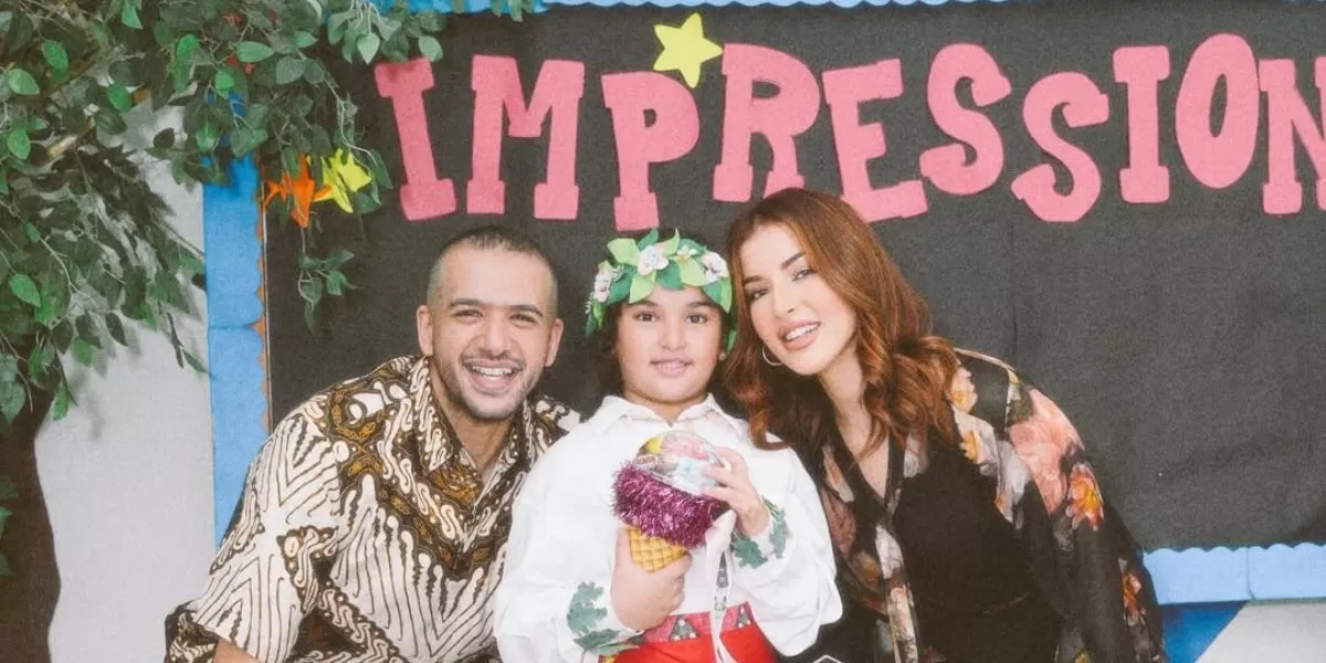 Tasya Farasya dan AHmad Assegaf saat menghadiri acara kelulusang sang putri (Instagram/@Tasyafarasya)