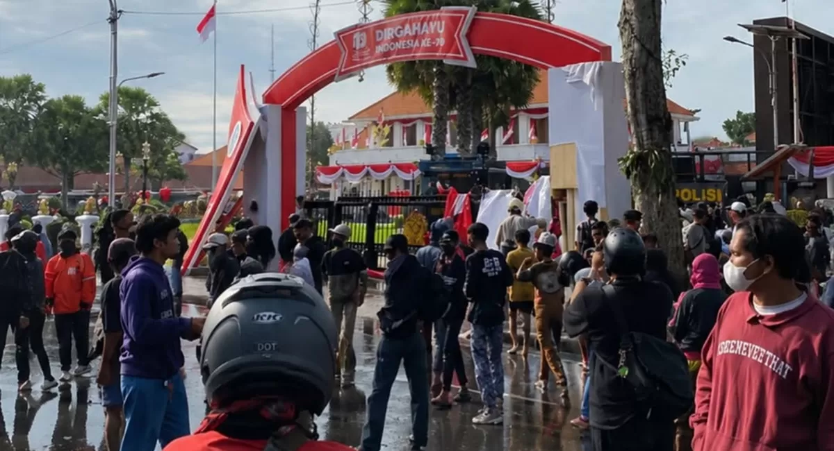 Potret ratusan masyarakat sipil dari berbagai elemen mendatangi Gedung Grahadi, suarakan keresahan rakyat dalam aksi demo Surabaya Menggugat (Instagram/ini_suroboyo)