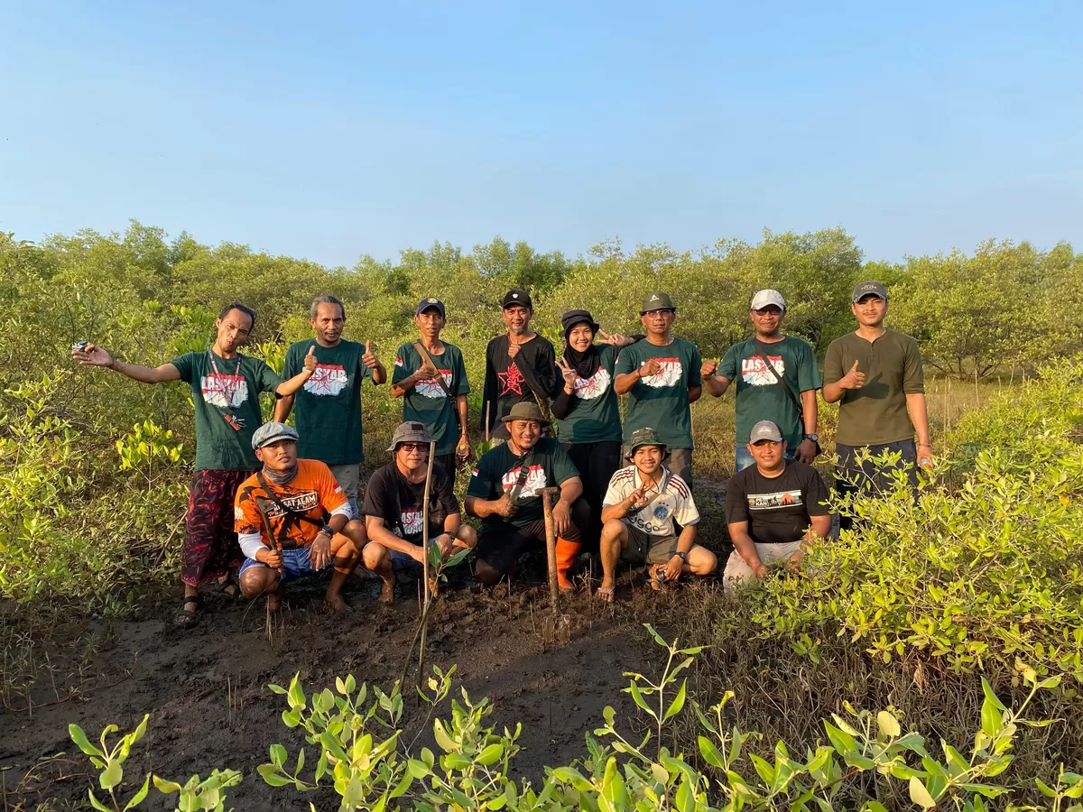 Maknai 1 Suro dengan Aksi Nyata, Laskar Hijau Probolinggo Hijaukan Muara Pantai Pilang Lewat Penanaman Mangrove (Dok. Laskar Hijau Probolinggo)
