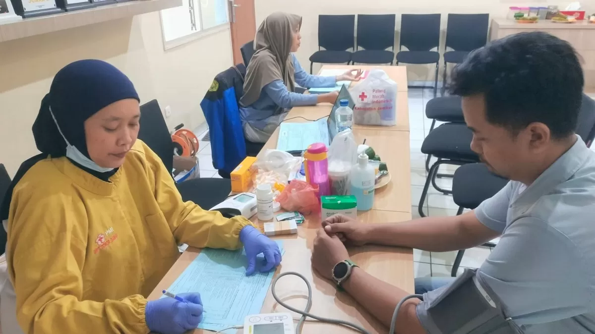 Karyawan PT Tempurejo dan petugas PMI Jember dalam acara Donor Darah (Dok. PMI)