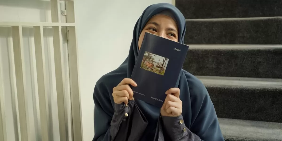 Potret Natasha Rizky dengan buku terbarunya berjudul &lsquo;Madhi&rsquo;. Punya makna &lsquo;masa lampau&rsquo;. Apakah masih terjebak di masa lalu? (Instagram/natasharizkynew)