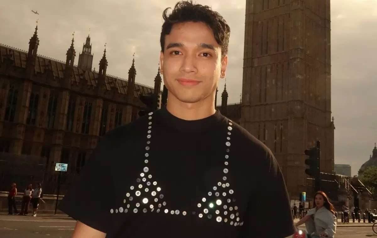 Potret Fadly Faisal yang menuai kritik hingga dituding Pro-LGBT usai pamer kaos bermotif bra saat liburan ke luar negeri (Instagram @fadlyfdl_)