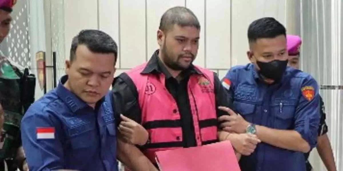GHS atau Glory Harimas Sihombing (mengenakan rompi merah muda) saat ditetapkan sebagai tersangka kasus korupsi MBG (X/@PecintaSejarah2)