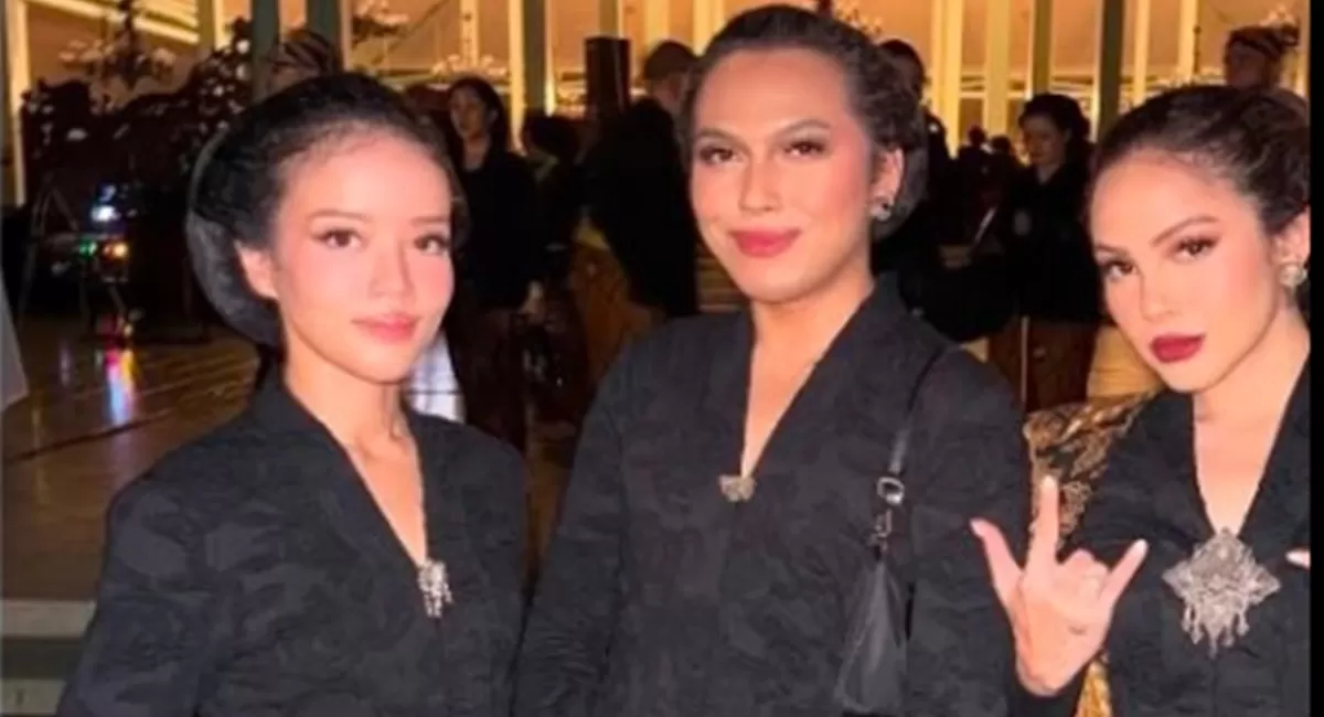 Potret Lelaki (tengah) kenakan kebaya di acara kirab malam 1 Suro di Keraton Mangkunegaran tuai kontroversi (Threads/mbulnyandul)