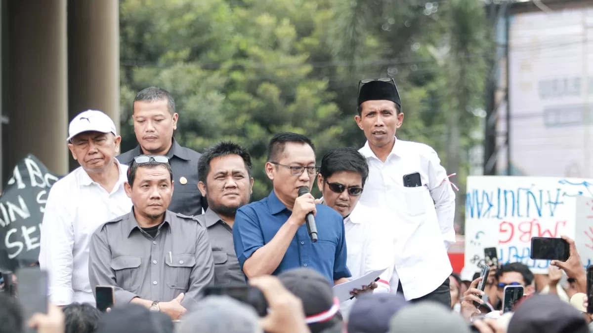 Ketua DPRD Jember Ahmad Halim saat menemui para demonstran. (M Purnomo/SketsaNusantara.id)