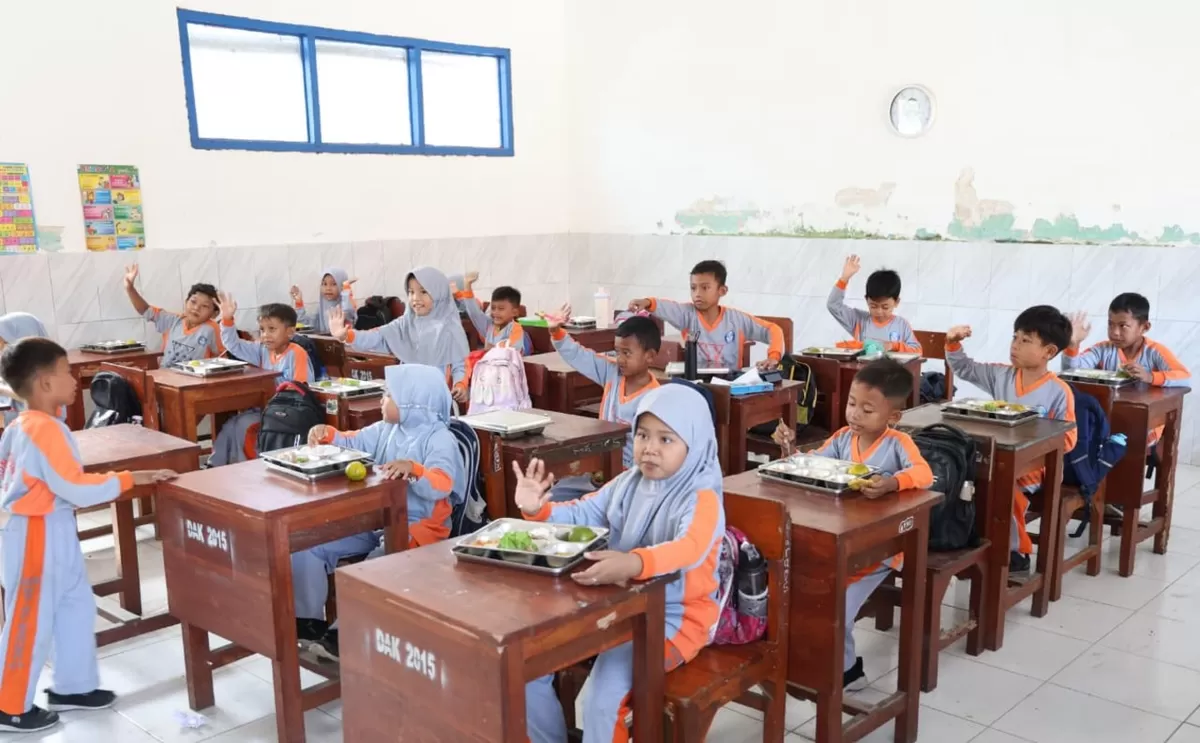 Salah seorang siswa tampak antusias saat menyantap menu MBG (M Purnomo/SketsaNusantara.id)