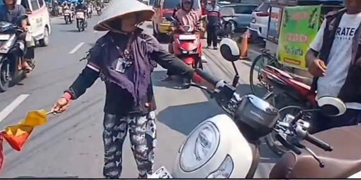 Potret Nenek Kusmiyanti yang mendapat hadiah umroh setelah berhasil menggagalkan aksi pencurian uang Rp3,6 miliar di Brebes, Jawa Tengah (Instagram/feedgramindo)