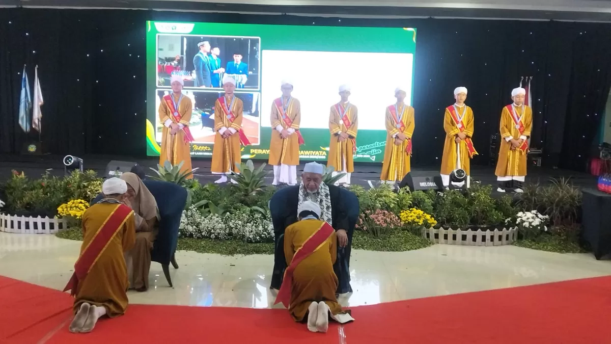 Prosesi pelepasan siswa MA Alif Laam Miim Surabaya. (SketsaNusantara.id/As'ad Choirudin)