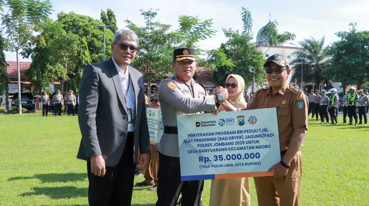 Pimpinan Cabang BRI Jombang Boedhi Winaryo mendampingi Kapolres Ardi Kurniawan menyerahkan mesin pengering jagung/padi secara simbolis kepada perwakilan petani. (Polres Jombang untuk SketsaNusantara.id)