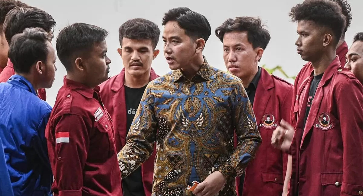 Potret Ketua BEM Univerisitas Bung Karno yang bertemu Wapres Gibran tenyata menerima uang dari polisi usai menggelar aksi demo ke Istana Negara (X/txtdarigenz97)