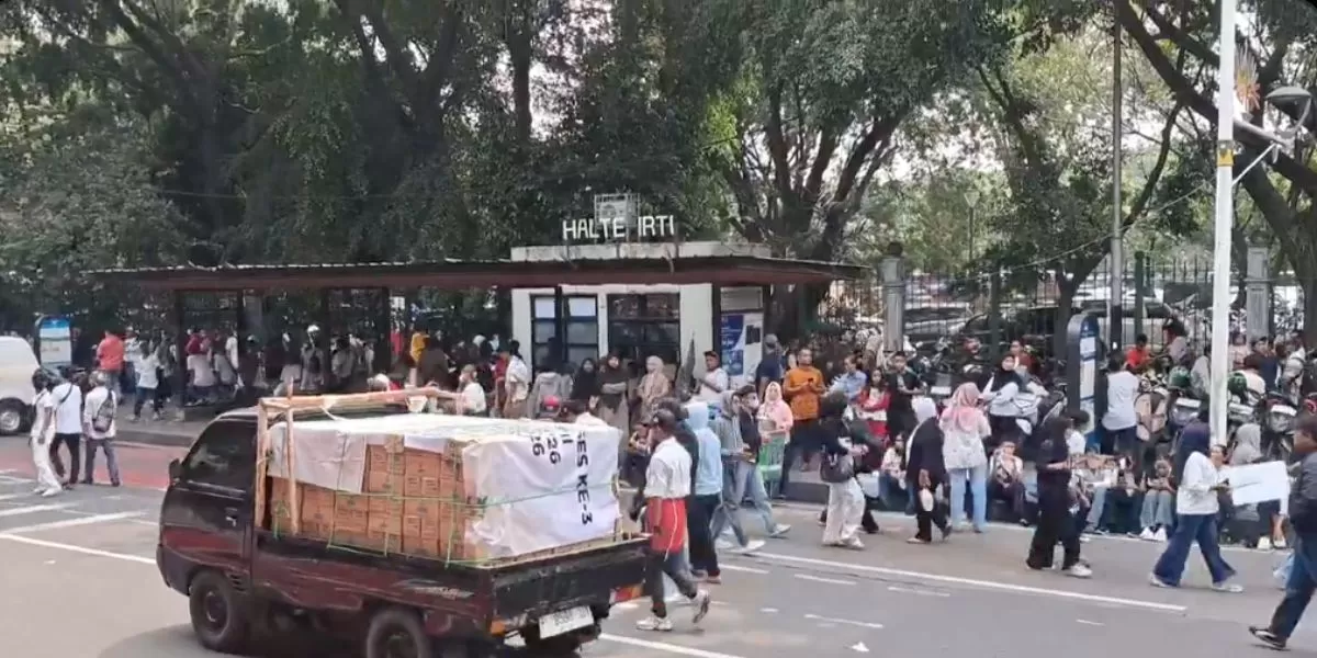 Aksi demo dukung MBG di Monas, Senin 22 Juni 2026 (X/@MrJarwork)