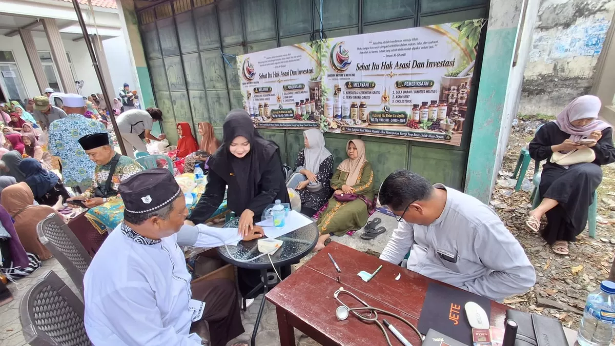 Warga sedang menggunakan layanan cek kesehatan gratis. (SketsaNusantara.id)