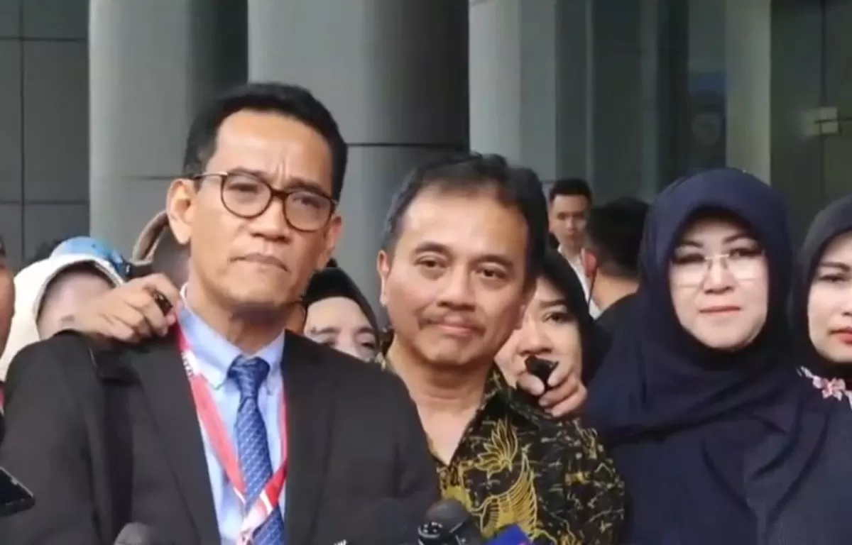 Potret Roy Suryo dan dokter Tifa didampingi kuasa hukum pasca penangguhan penahanan usai dilimpahkan ke Kejari Jaksel (x/Mdy_Asmara1701)