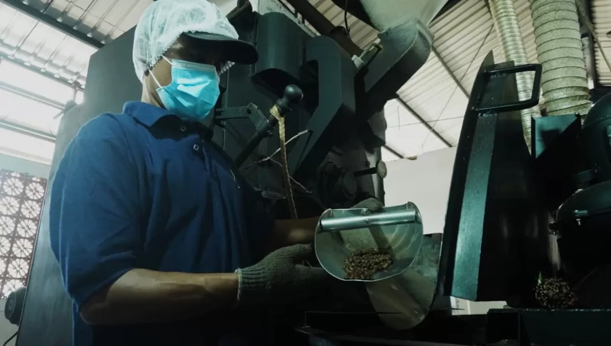 Proses roasting kopi milik PDP Kahyangan Jember. (Angga Juli Setiawan/SketsaNusantara.id)