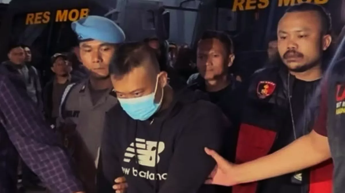 Potret Taufik Hidayat, tersangka kasus penyekapan dan penganiayaan di Bandung yang digiring ke Mapolda Jabar setelah buron 2 minggu (Instagram/humaspoldajabar)