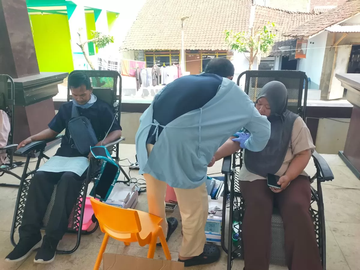 Kegiatan donor darah PMI Kabupaten Jember pada Rabu (24/06) di balai desa setempat memperoleh 63 kantong darah.  (Dok. PMI Jember)