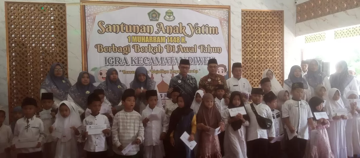 Puluhan anak yatim usai menerima santunan. (SketsaNusantara.id)